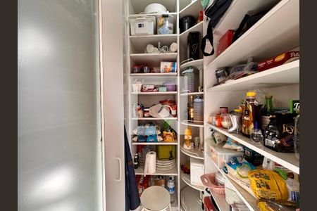 Apartamento à venda com 149m², 3 quartos e 3 vagas Apartamento à venda com 149m², 3 quartos e 3 vagasDespensa