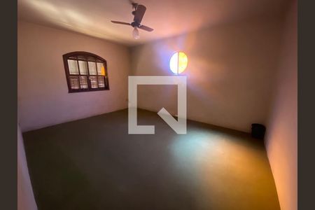 Casa à venda com 5 quartos, 250m² em Caramujo, Niterói