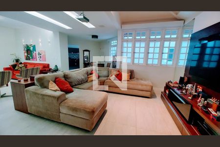 Casa à venda com 5 quartos, 300m² em Pendotiba, Niterói