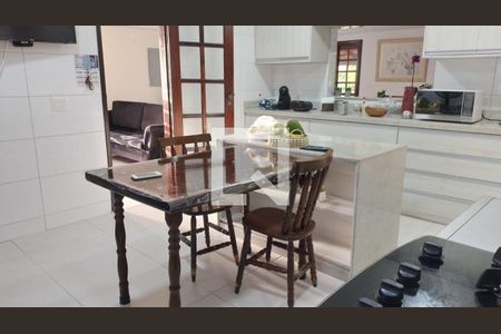 Casa à venda com 5 quartos, 219m² em Badu, Niterói