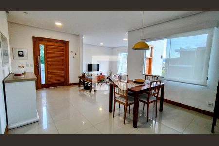 Casa à venda com 3 quartos, 216m² em Camboinhas, Niterói