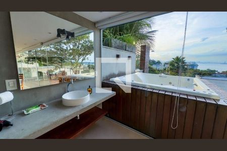 Casa à venda com 5 quartos, 620m² em Charitas, Niterói