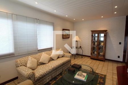 Casa à venda com 4 quartos, 377m² em Pendotiba, Niterói