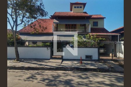 Casa à venda com 4 quartos, 321m² em Itaipu, Niterói