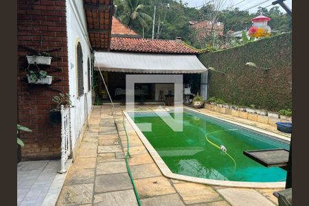 Casa à venda com 3 quartos, 597m² em Maria Paula, Niterói