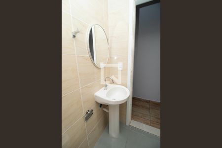 Banheiro de kitnet/studio para alugar com 1 quarto, 30m² em Vila Palmares, Santo André