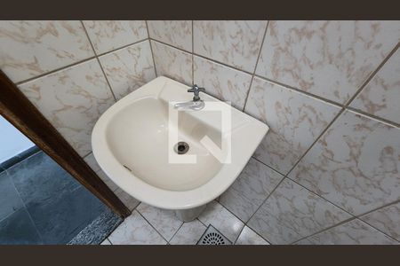 Banheiro  de kitnet/studio para alugar com 1 quarto, 30m² em Marapé, Santos