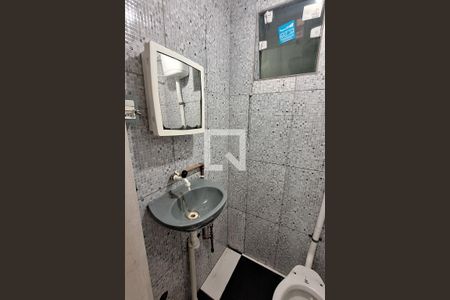 Banheiro de casa para alugar com 1 quarto, 70m² em Jardim Primavera, Duque de Caxias