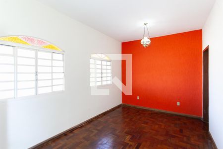 Sala 1 de casa para alugar com 4 quartos, 244m² em Santa Rosa, Belo Horizonte