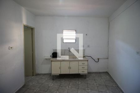 Cozinha de casa para alugar com 1 quarto, 40m² em Vila Carmosina, São Paulo