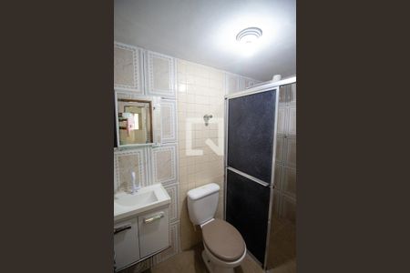 Banheiro de casa para alugar com 2 quartos, 48m² em Vila Carmosina, São Paulo