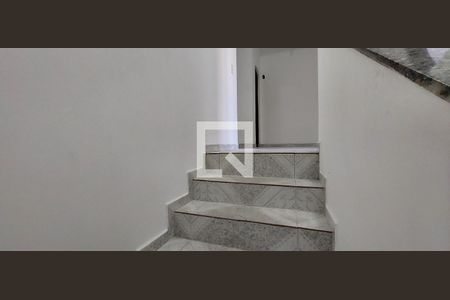 Escada quartos de casa para alugar com 3 quartos, 270m² em Santa Maria, Santo André
