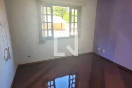 Casa à venda com 244m², 4 quartos e 4 vagas