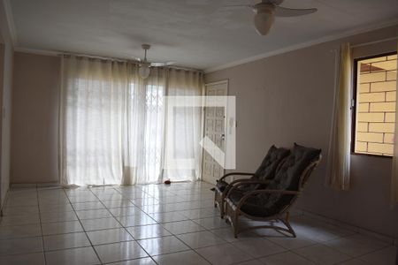 Sala de casa de condomínio para alugar com 3 quartos, 120m² em Uberaba, Curitiba