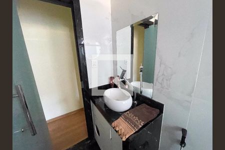 banheiro  de apartamento para alugar com 2 quartos, 55m² em Eldorado, Contagem