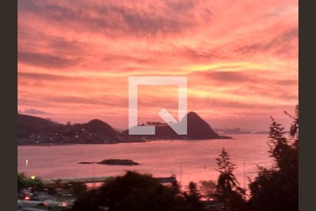 Casa à venda com 4 quartos, 285m² em Charitas, Niterói