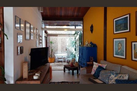 Casa à venda com 4 quartos, 140m² em Maria Paula, Niterói
