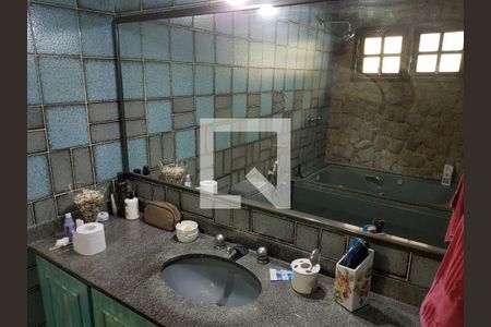 Casa à venda com 4 quartos, 200m² em Matapaca, Niterói