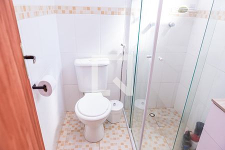Banheiro da Suíte 1 de casa de condomínio para alugar com 2 quartos, 68m² em Vila Araguaia, São Paulo