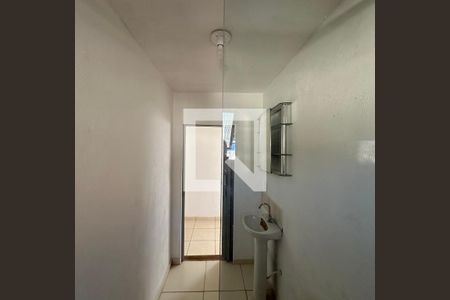 Banheiro de kitnet/studio para alugar com 1 quarto, 30m² em Jardim Bonfiglioli, São Paulo