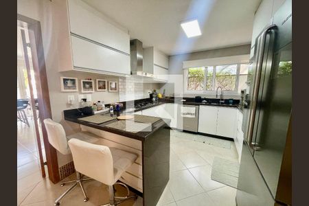 Casa de condomínio à venda com 380m², 5 quartos e 4 vagas Casa de condomínio à venda com 380m², 5 quartos e 4 vagasCozinha