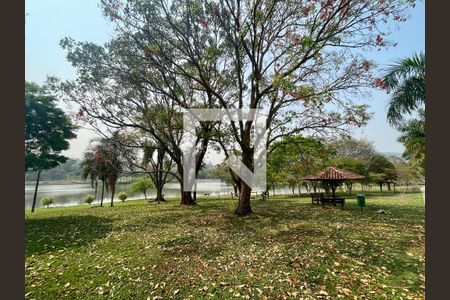 Casa de condomínio à venda com 380m², 5 quartos e 4 vagas Casa de condomínio à venda com 380m², 5 quartos e 4 vagasÁrea comum - lago