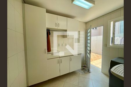 Casa de condomínio à venda com 380m², 5 quartos e 4 vagas Casa de condomínio à venda com 380m², 5 quartos e 4 vagasÁrea de Serviço