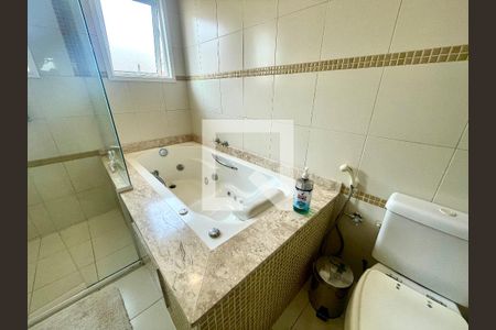 Casa de condomínio à venda com 380m², 5 quartos e 4 vagas Casa de condomínio à venda com 380m², 5 quartos e 4 vagasBanheiro da Suíte 1