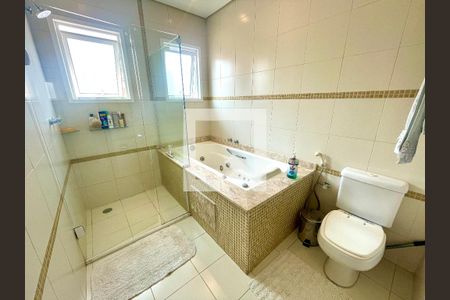 Casa de condomínio à venda com 380m², 5 quartos e 4 vagas Casa de condomínio à venda com 380m², 5 quartos e 4 vagasBanheiro da Suíte 1