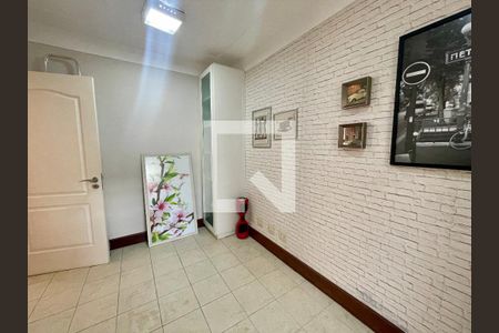 Casa de condomínio à venda com 380m², 5 quartos e 4 vagas Casa de condomínio à venda com 380m², 5 quartos e 4 vagasQuarto