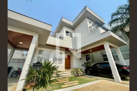 Casa de condomínio à venda com 380m², 5 quartos e 4 vagas Casa de condomínio à venda com 380m², 5 quartos e 4 vagasFachada