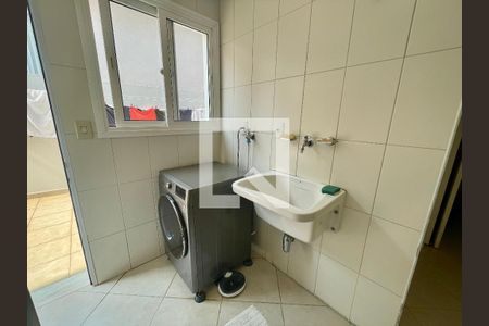 Casa de condomínio à venda com 380m², 5 quartos e 4 vagas Casa de condomínio à venda com 380m², 5 quartos e 4 vagasÁrea de Serviço