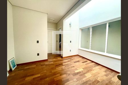 Casa de condomínio à venda com 380m², 5 quartos e 4 vagas Casa de condomínio à venda com 380m², 5 quartos e 4 vagasSala 1 do piso superior