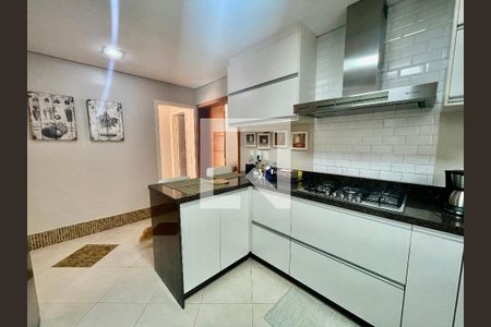 Casa de condomínio à venda com 380m², 5 quartos e 4 vagas Casa de condomínio à venda com 380m², 5 quartos e 4 vagasCozinha