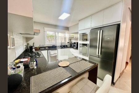 Casa de condomínio à venda com 380m², 5 quartos e 4 vagas Casa de condomínio à venda com 380m², 5 quartos e 4 vagasCozinha