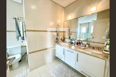 Casa de condomínio à venda com 380m², 5 quartos e 4 vagas Casa de condomínio à venda com 380m², 5 quartos e 4 vagasBanheiro da Suíte 1