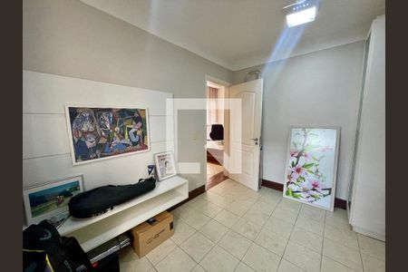 Casa de condomínio à venda com 380m², 5 quartos e 4 vagas Casa de condomínio à venda com 380m², 5 quartos e 4 vagasQuarto