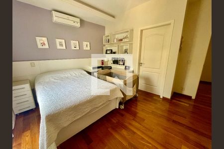 Casa de condomínio à venda com 380m², 5 quartos e 4 vagas Casa de condomínio à venda com 380m², 5 quartos e 4 vagasSuíte 3