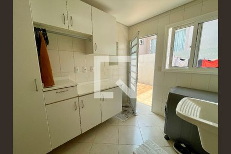 Casa de condomínio à venda com 380m², 5 quartos e 4 vagas Casa de condomínio à venda com 380m², 5 quartos e 4 vagasÁrea de Serviço