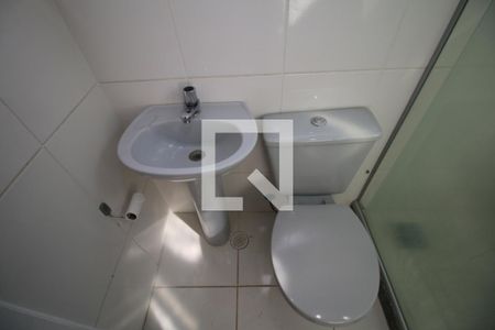 Banheiro de apartamento para alugar com 2 quartos, 58m² em Cordovil, Rio de Janeiro