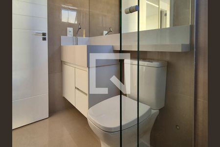 Banheiro da Suíte 1 de casa de condomínio para alugar com 3 quartos, 140m² em Vargem Pequena, Rio de Janeiro