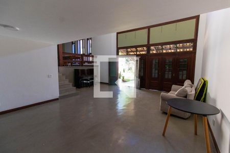 Sala de casa de condomínio à venda com 5 quartos, 356m² em Matapaca, Niterói