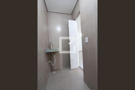 Banheiro de casa de condomínio para alugar com 1 quarto, 45m² em Vila Antonieta, São Paulo