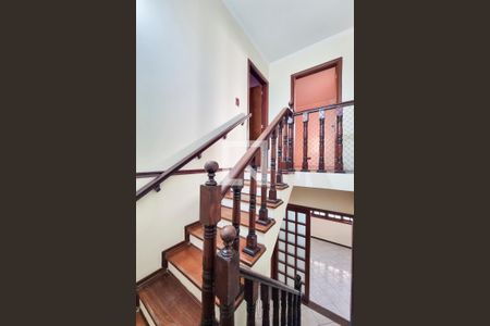 Escada de casa para alugar com 3 quartos, 183m² em Conjunto Residencial Trinta E Um de Marco, São José dos Campos