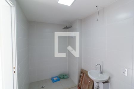 Banheiro de kitnet/studio para alugar com 1 quarto, 27m² em Chácara Seis de Outubro, São Paulo