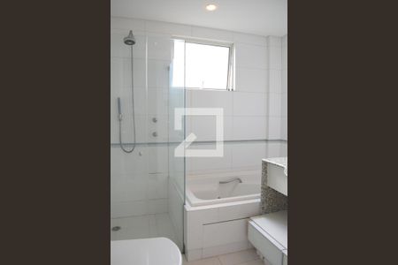 Banheiro Suíte 1 de apartamento para alugar com 2 quartos, 82m² em Batel, Curitiba