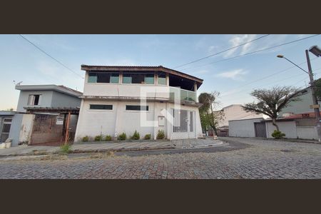 Casa à venda com 200m², 3 quartos e 4 vagas Casa à venda com 200m², 3 quartos e 4 vagasFachada