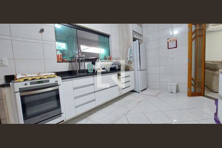 Casa à venda com 200m², 3 quartos e 4 vagas Casa à venda com 200m², 3 quartos e 4 vagasCozinha