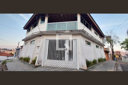Casa à venda com 200m², 3 quartos e 4 vagas Casa à venda com 200m², 3 quartos e 4 vagasFachada