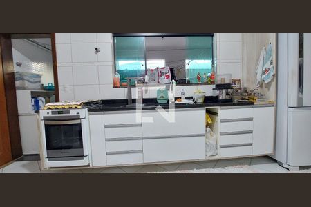 Casa à venda com 200m², 3 quartos e 4 vagas Casa à venda com 200m², 3 quartos e 4 vagasCozinha